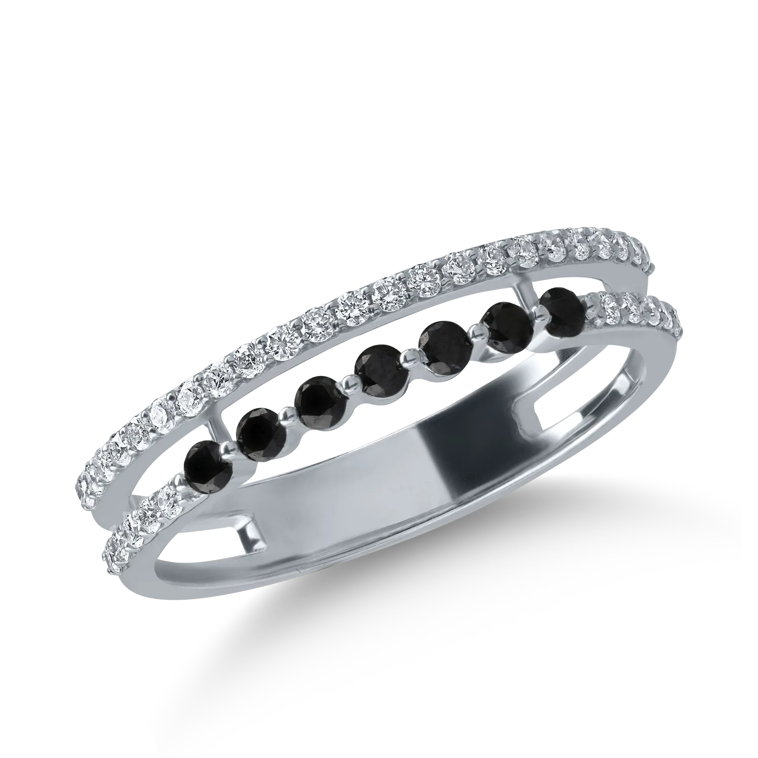 White gold ring with clear and black diamonds of 0.37ct