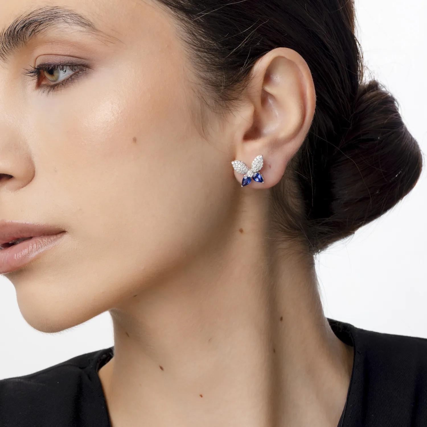 Fehérarany virágos fülbevaló 1.86ct zafírral és 0.6ct gyémánttal