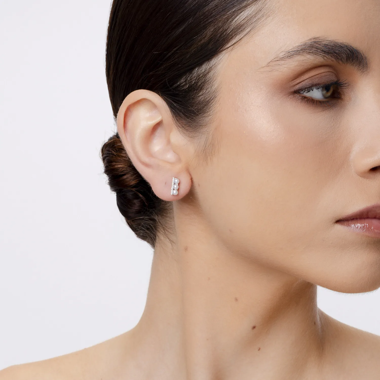 White gold earrings with 1.23ct fresh water pearls and 0.06ct diamonds
