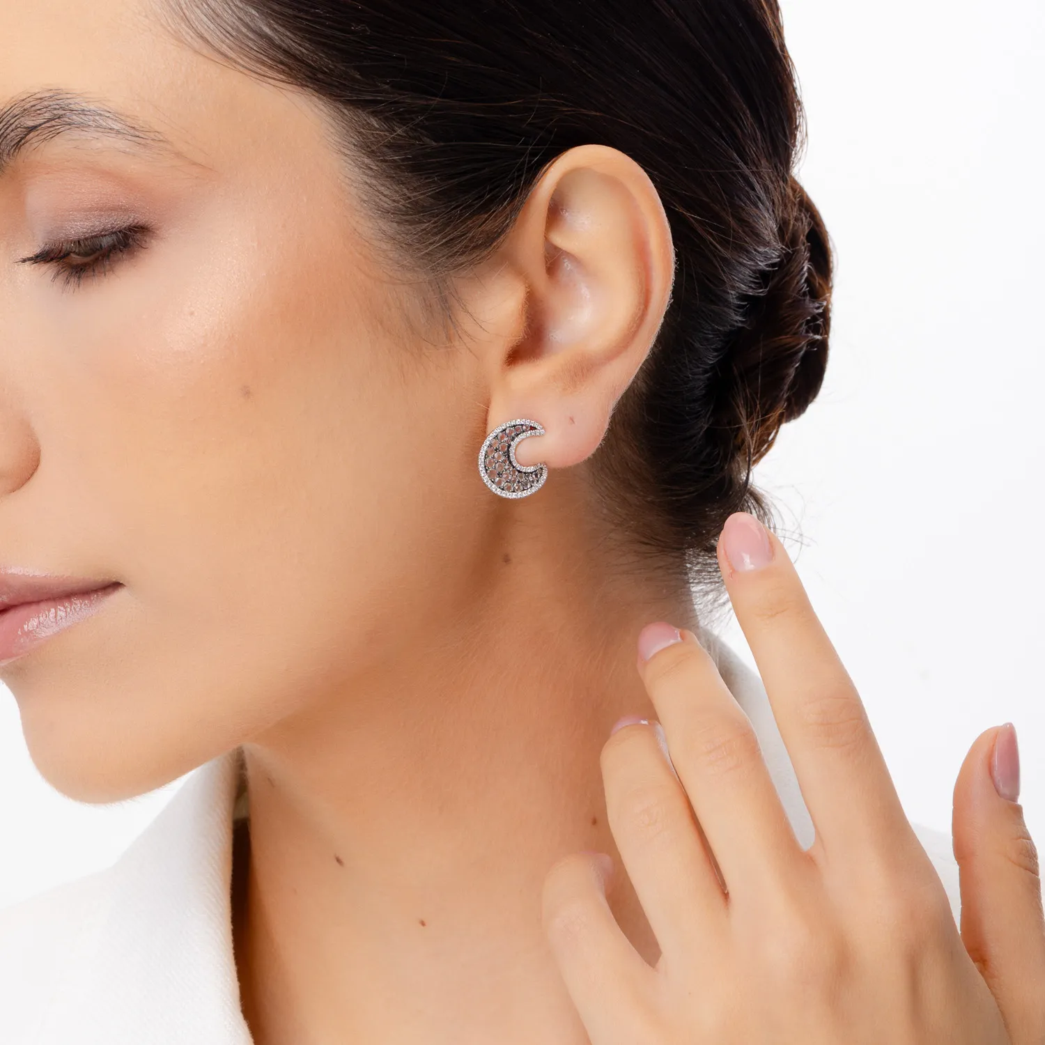 Cercei semiluna din aur alb cu safire albe taietura rose de 1.35ct si diamante de 0.36ct