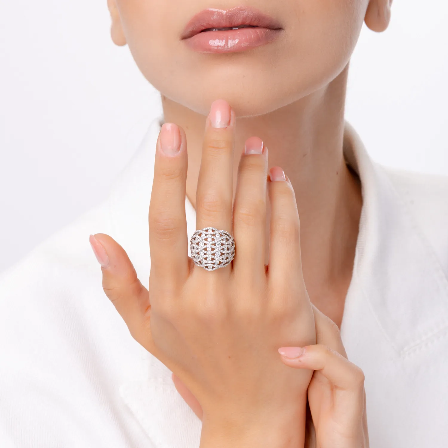 Pierścionek z białego złota z 2.5ct diamentami
