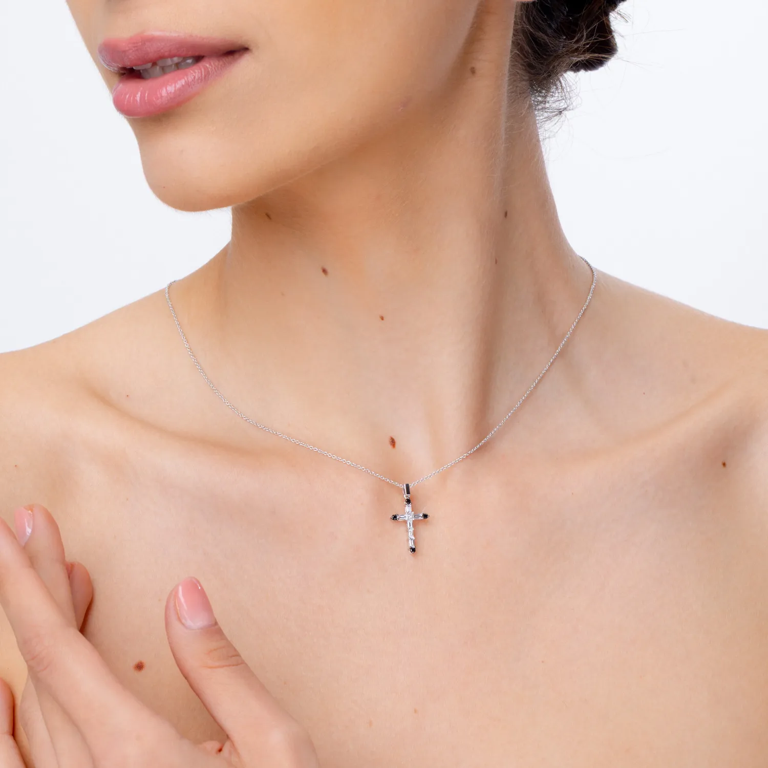 Lant cu pandantiv cruce din aur alb cu diamante baguette, princess si rotunde de 0.44ct