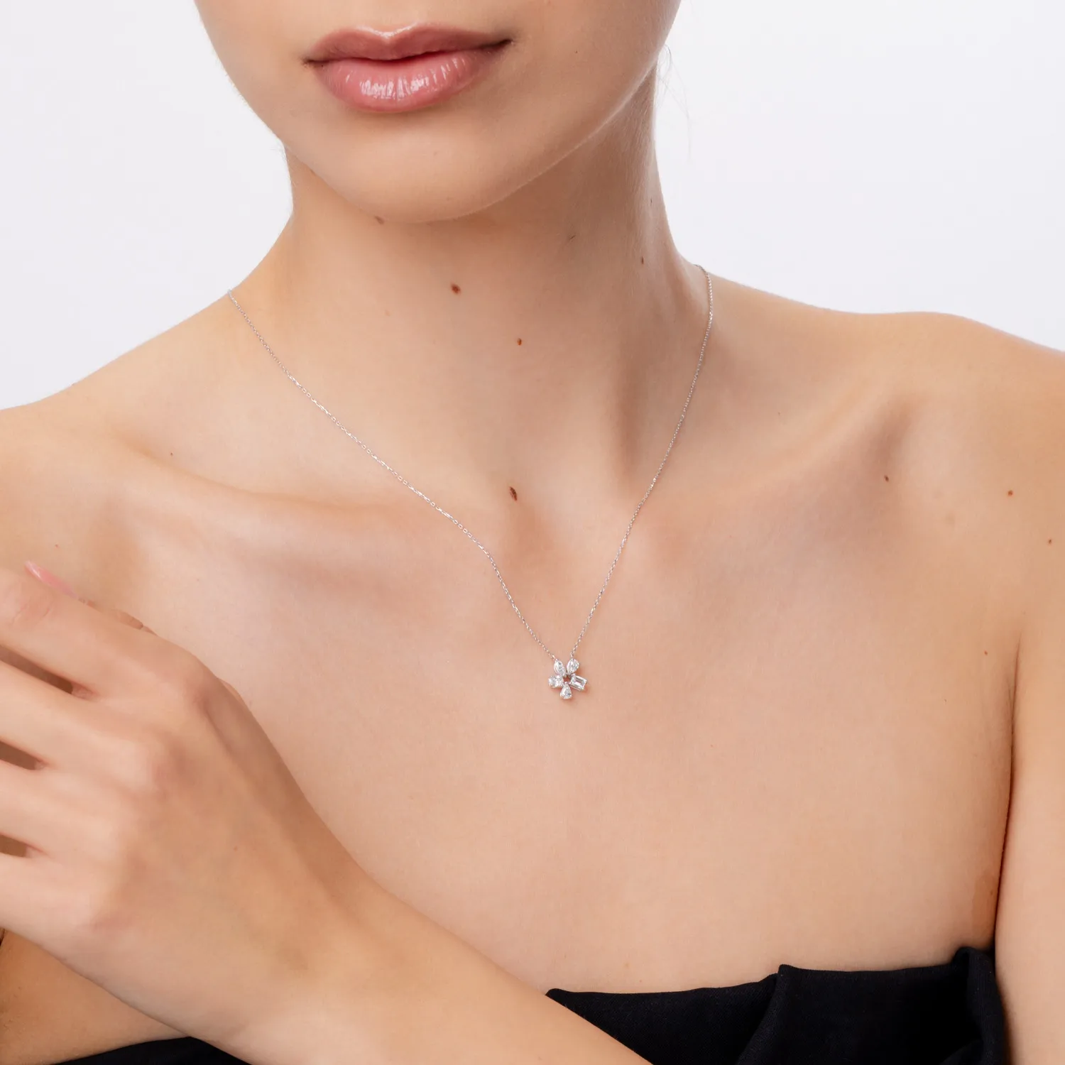 Naszyjnik z białego złota z diamentami o masie 0.61ct