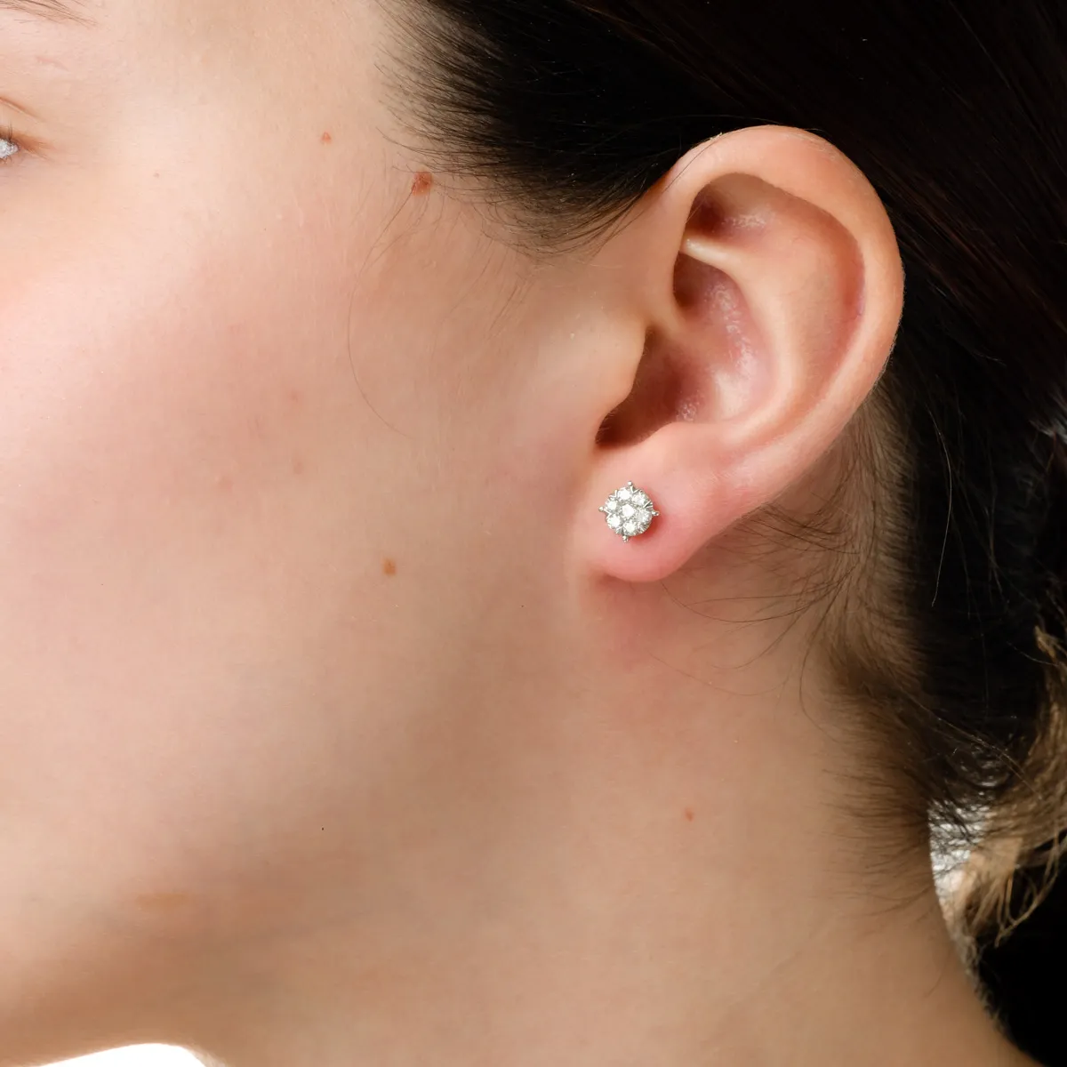 Cercei cu surub din aur alb cu diamante de 0.5ct