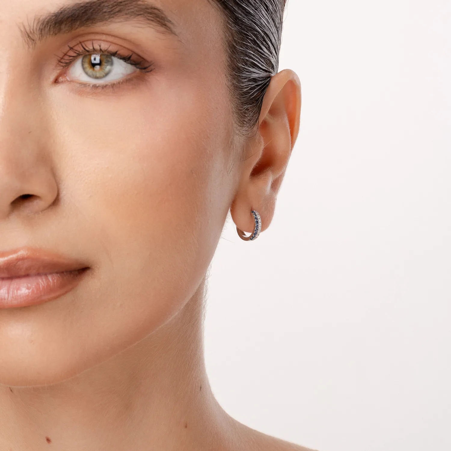 Cercei on-ear din aur alb cu safire de 0.314ct si diamante de 0.211ct