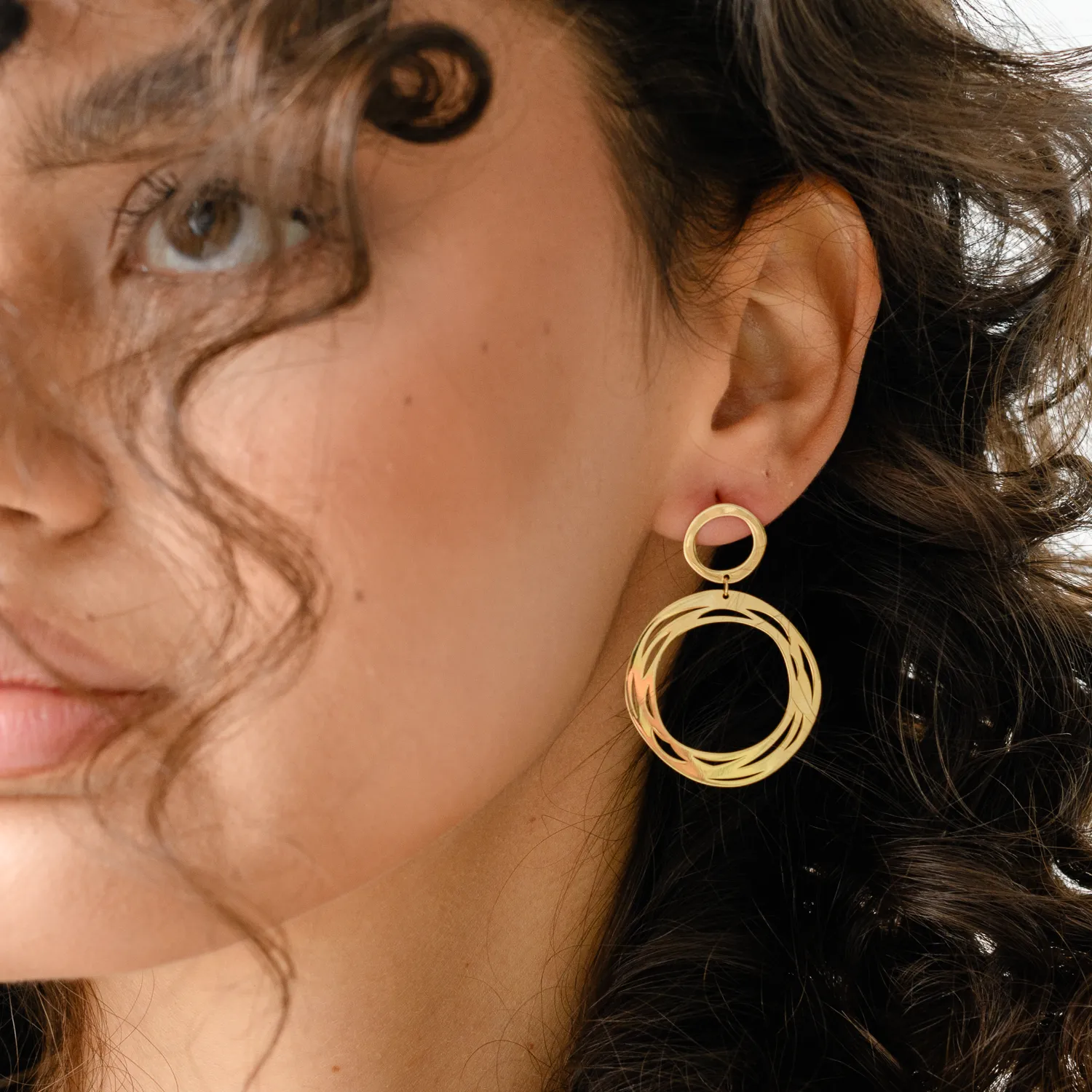 Yellow gold round earrings