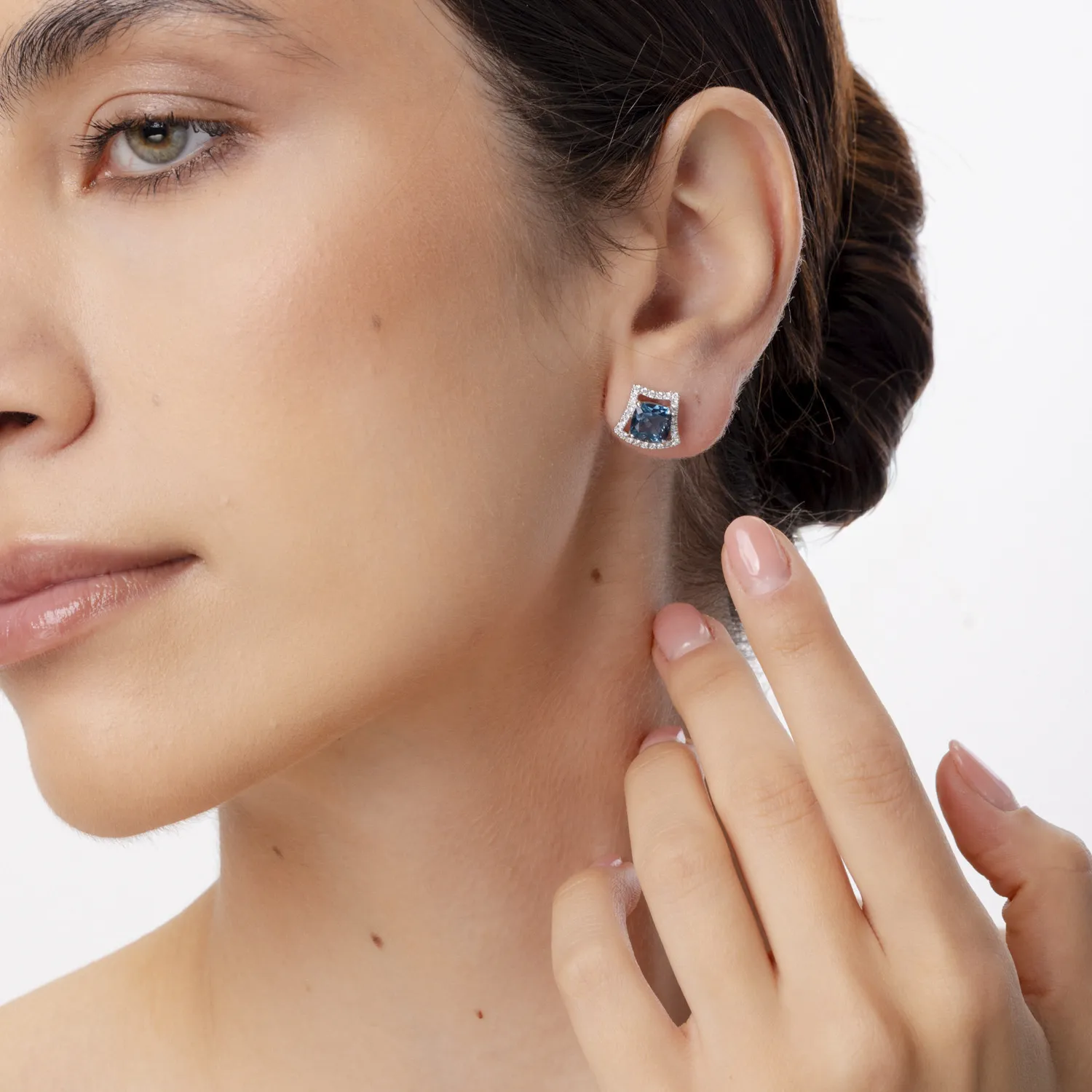 Kolczyki wkrętki z białego złota z topazami w kolorze londyńskiego błękitu o masie 3.816ct i diamentami o masie 0.407ct