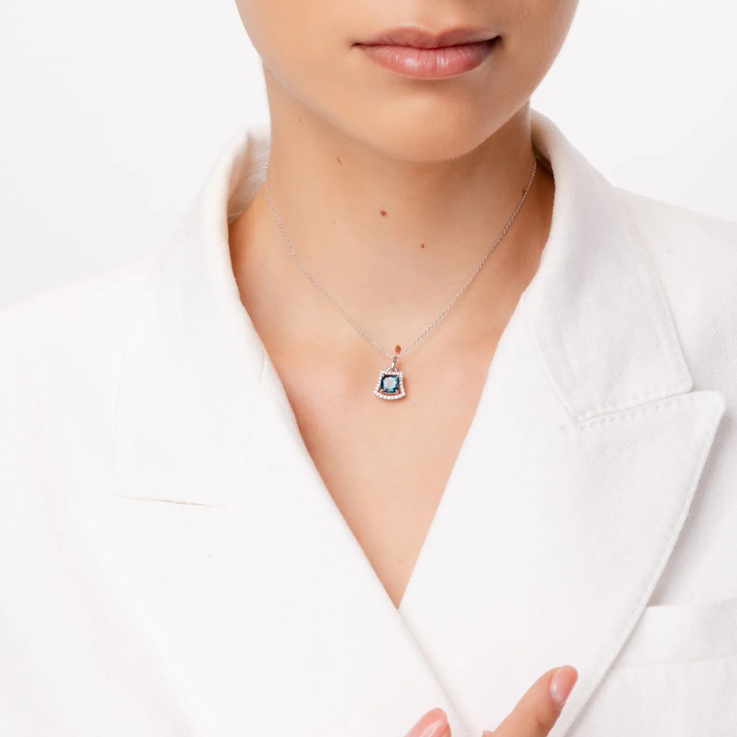 Wisior z białego złota z 1.905ct londyńskim topazem i diamentami o masie 0.239ct