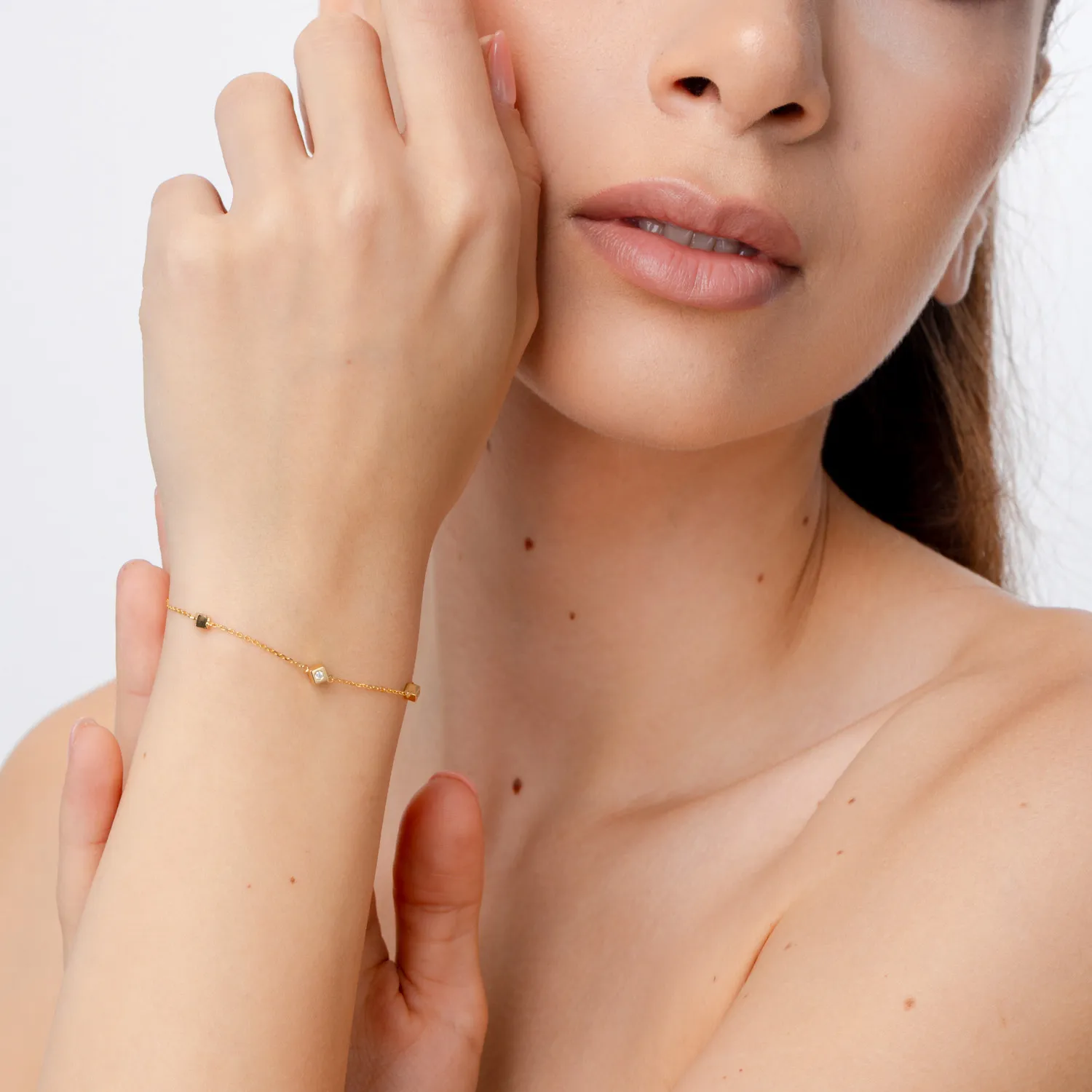 Minimalistyczna bransoletka z żółtego złota z diamentami o masie 0.092ct