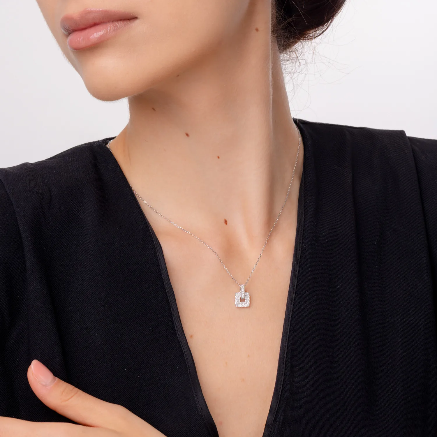 Naszyjnik z białego złota z diamentami o masie 0.4ct