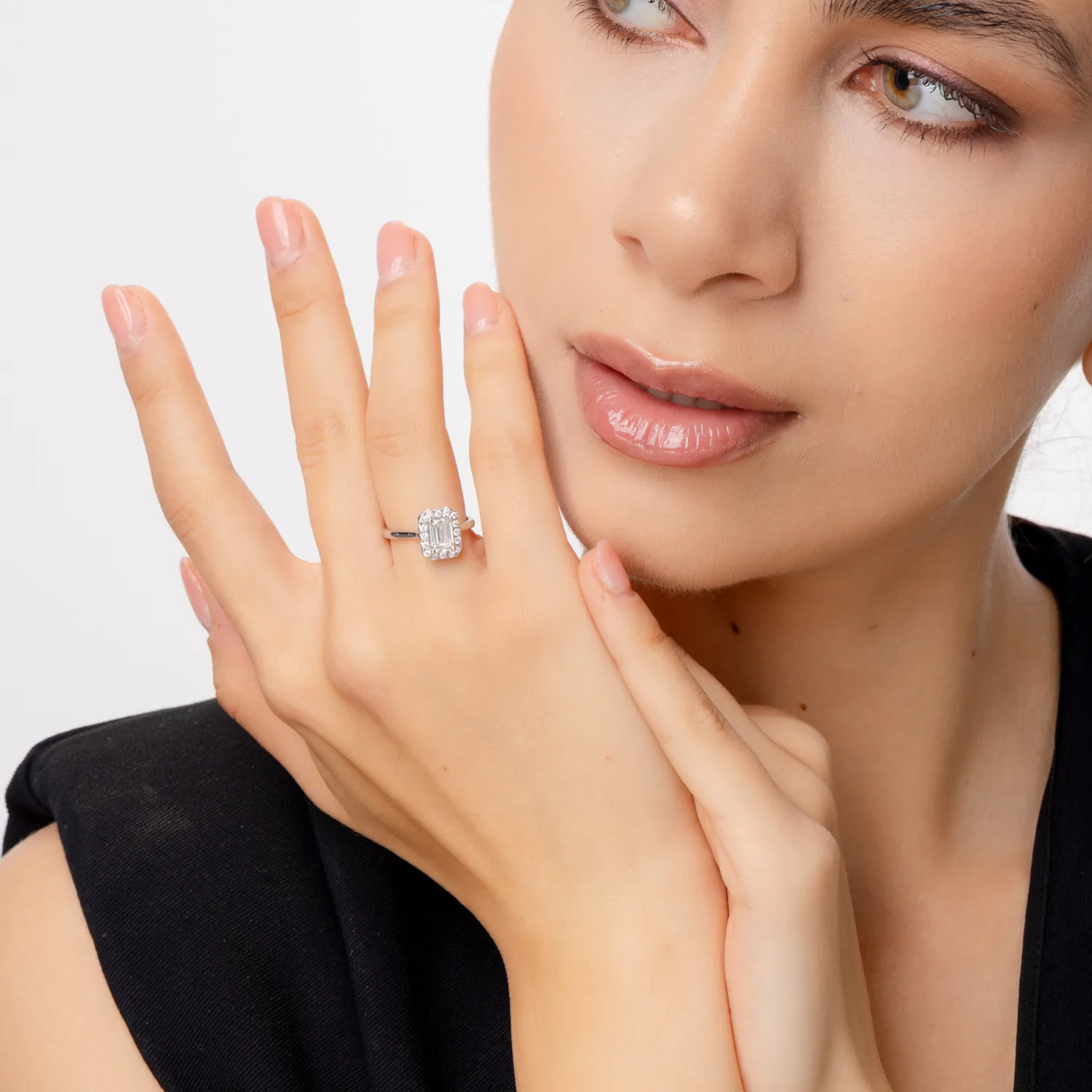 Inel Colette din aur alb cu diamante emerald si rotunde de 1.2ct create in laborator
