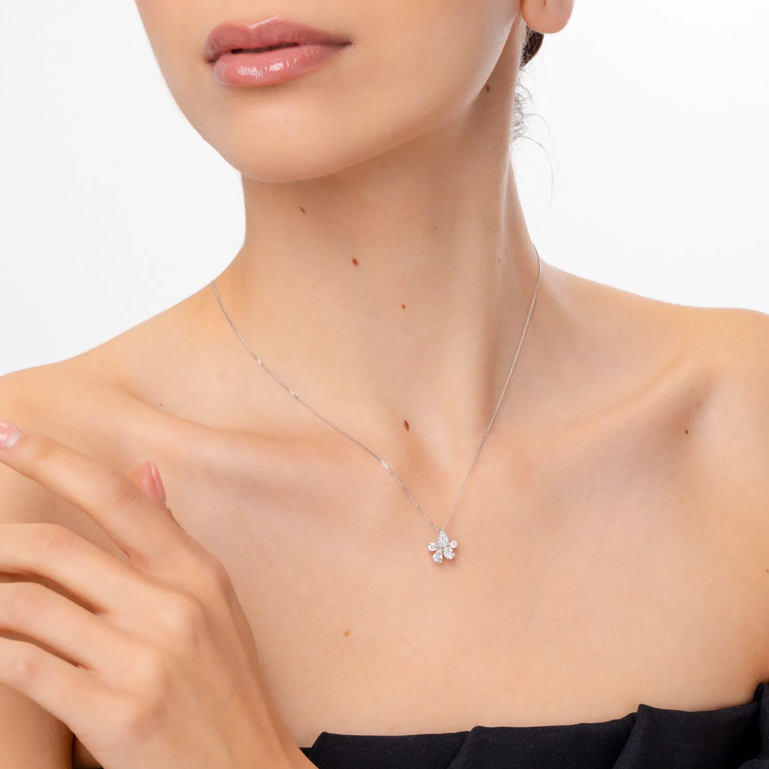 Lant cu pandantiv Bouquet din aur alb cu diamante pear, ovale si rotunde de 1ct create in laborator