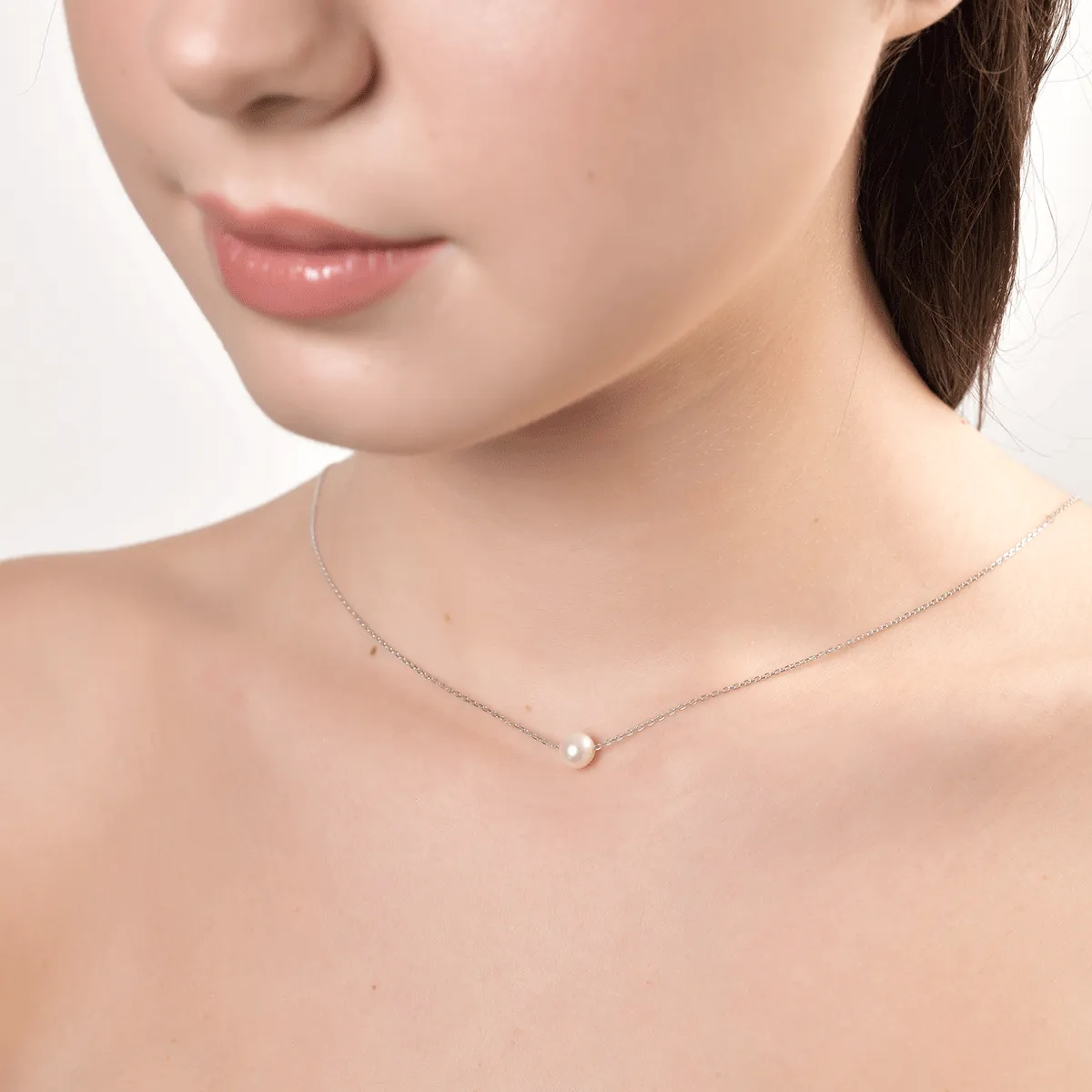 14K white gold necklace with pearl pendant