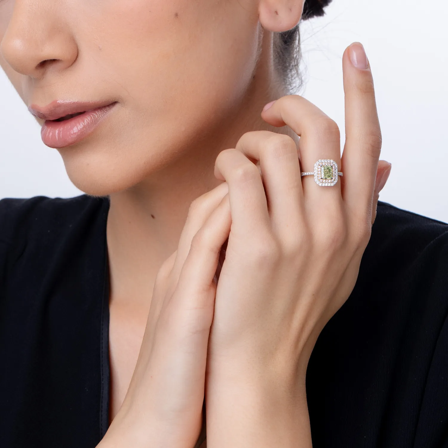 Fehér rózsa arany gyűrű egy 1.17ct középső zöld gyémánttal és 0.44ct színtelen és rózsaszín gyémántokkal