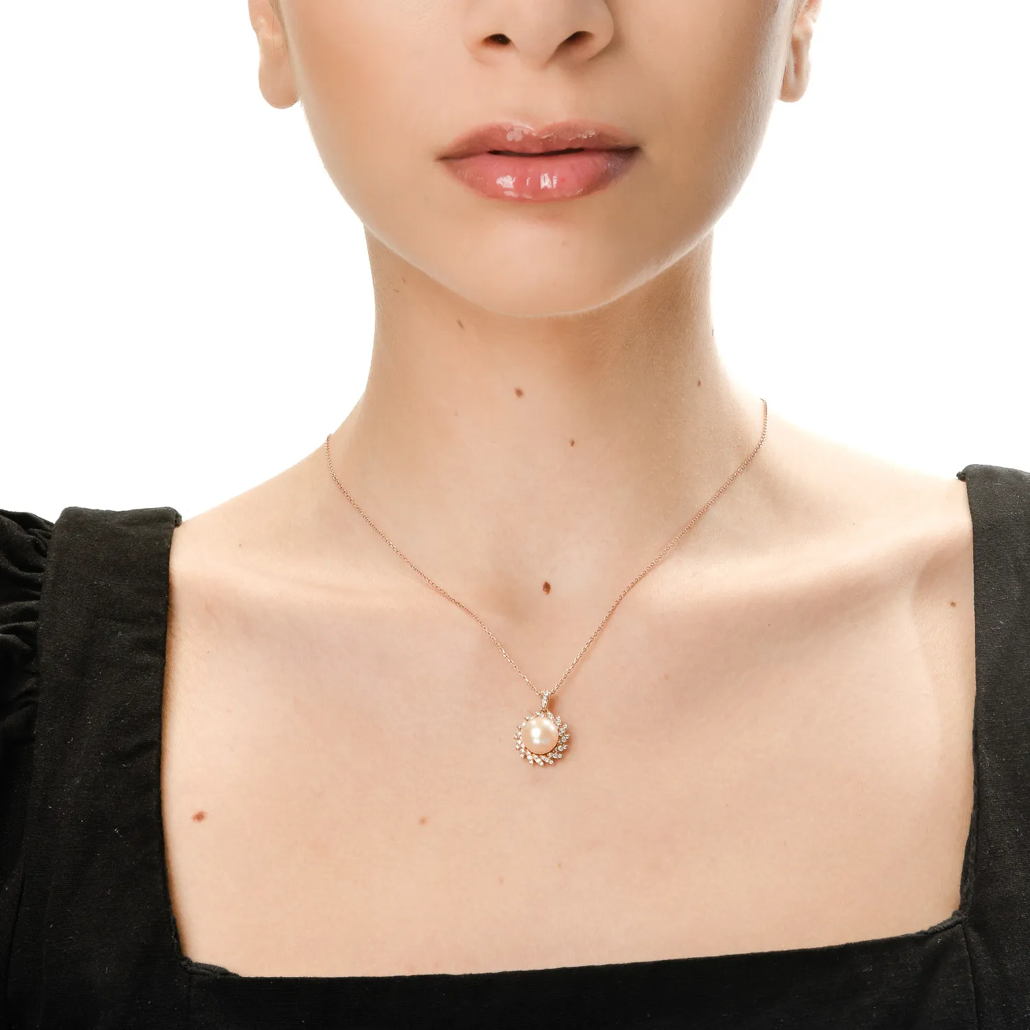 Zawieszka z różowego złota z perłą słodkowodną o masie 6.38ct i diamentami o masie 0.3ct