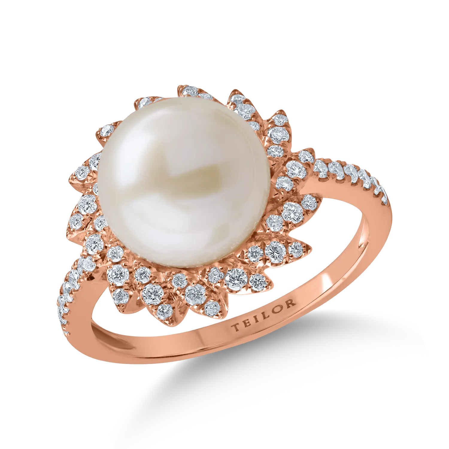Pierścionek z różowego złota z perłą słodkowodną o masie 6.2ct i diamentami o masie 0.3ct