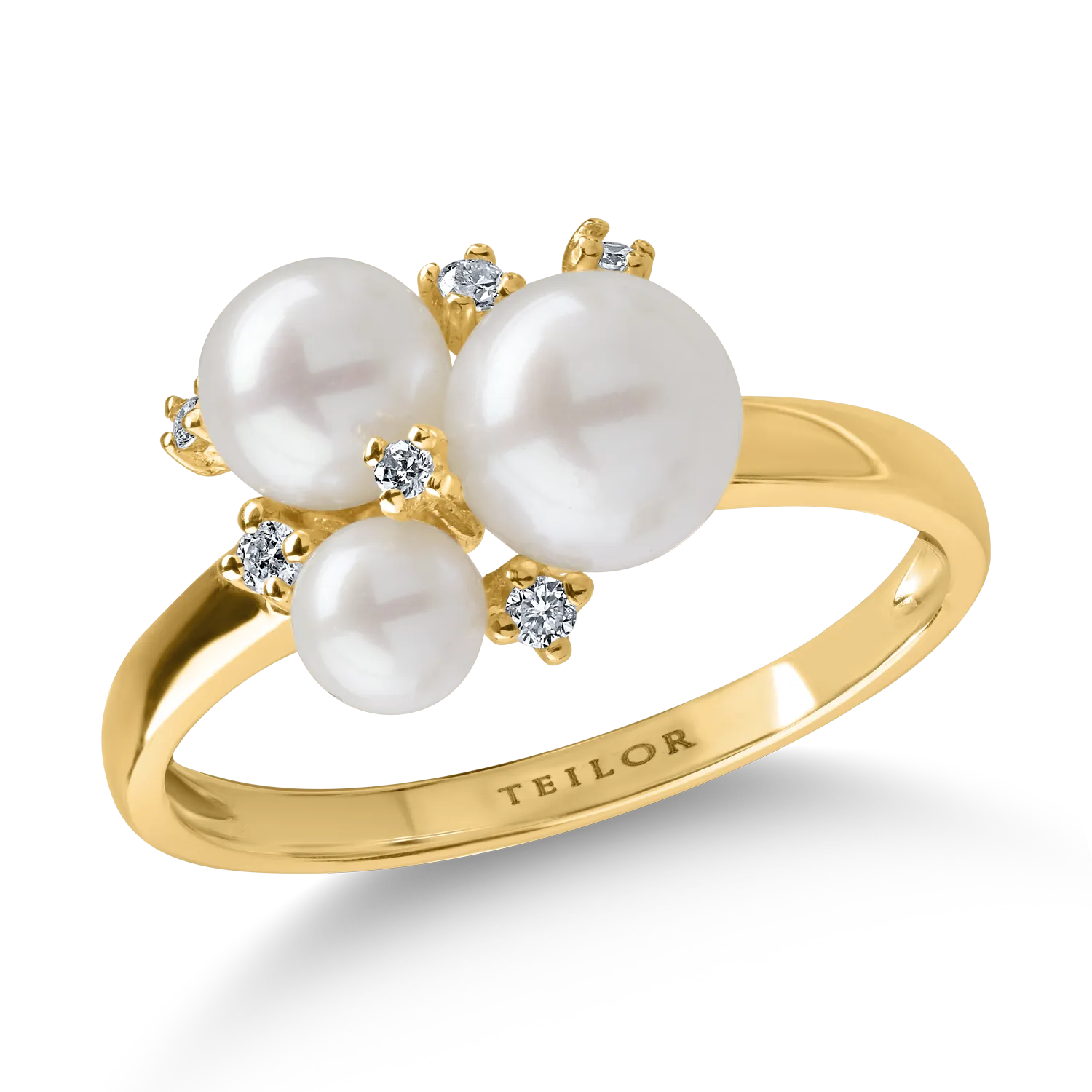Yellow gold ring with 3.4ct fresh water pearls and 0.08ct diamonds