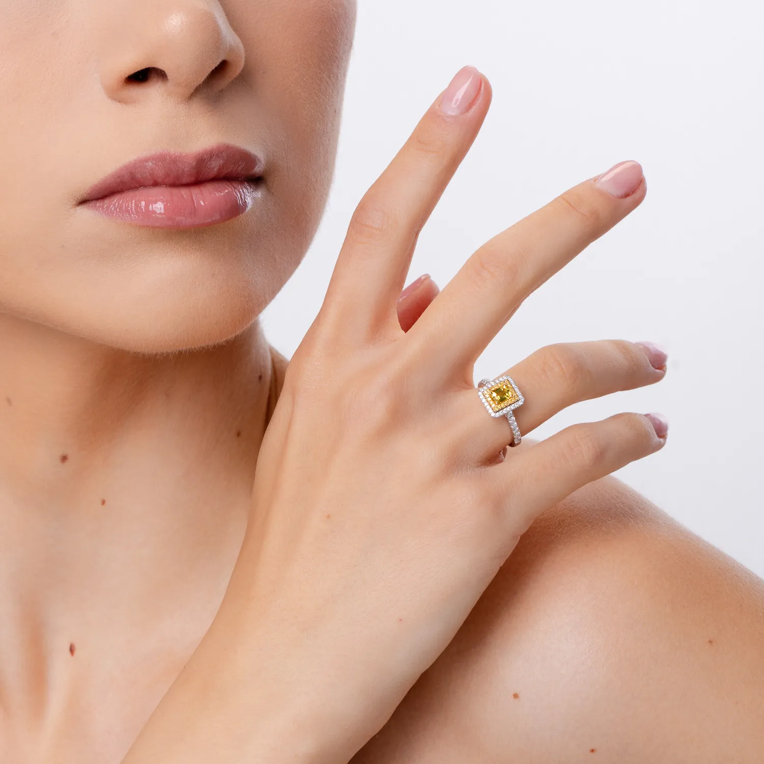 Pierścionek z biało-żółtego złota z żółtym szafirem o masie 0.4ct i diamentami o masie 0.4ct