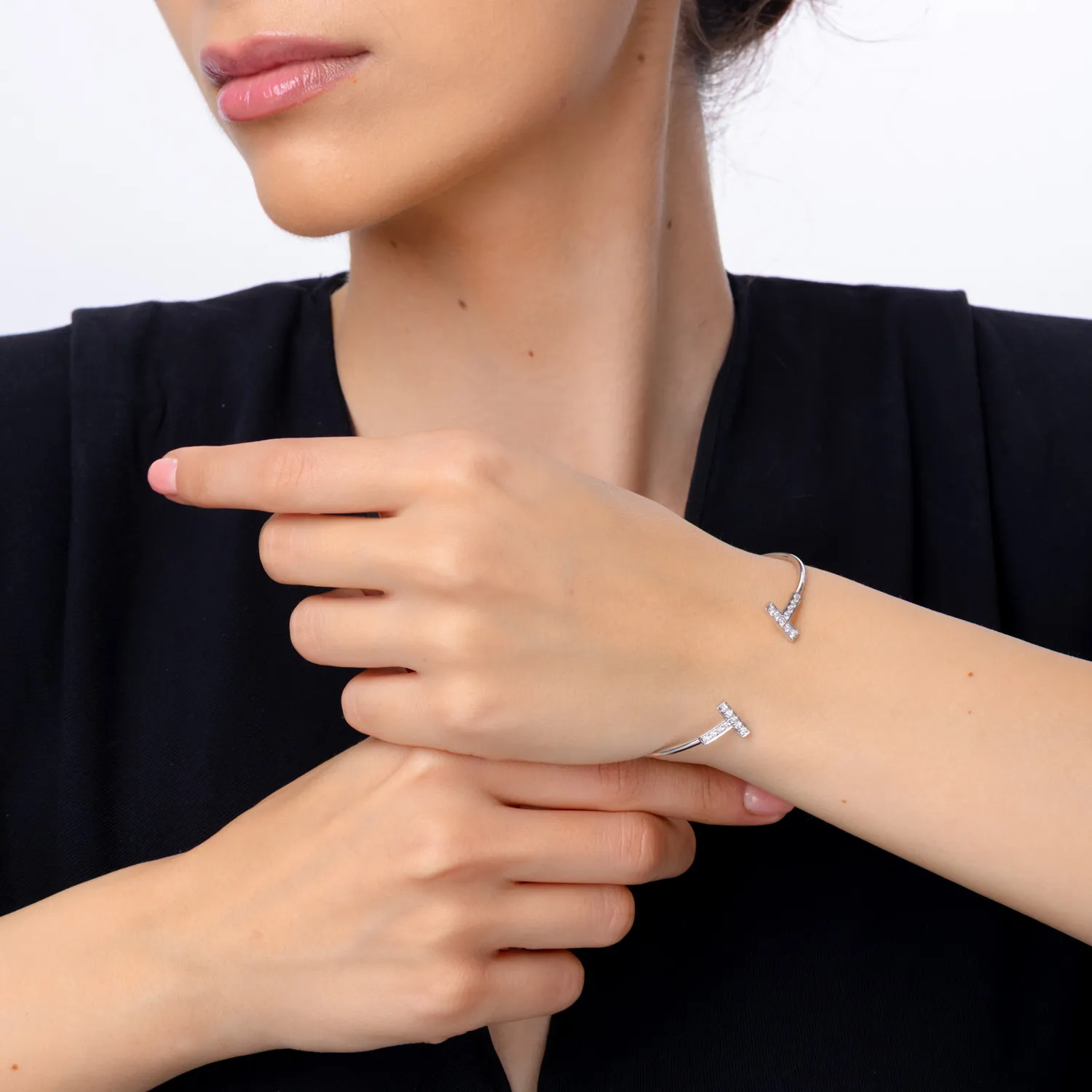 Bratara deschisa din aur alb cu diamante de 0.4ct