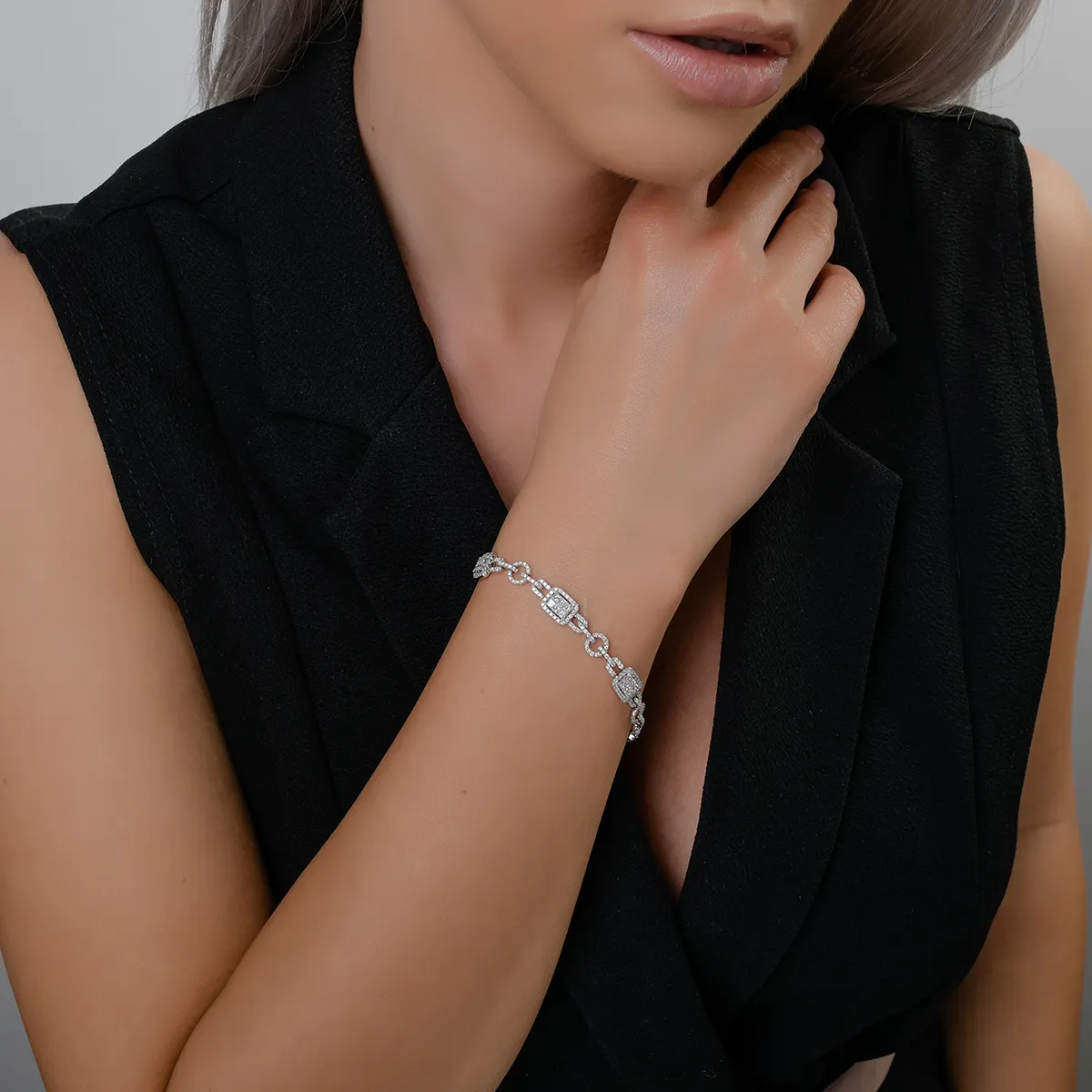 Гривна от бяло злато с диаманти 3.1кт