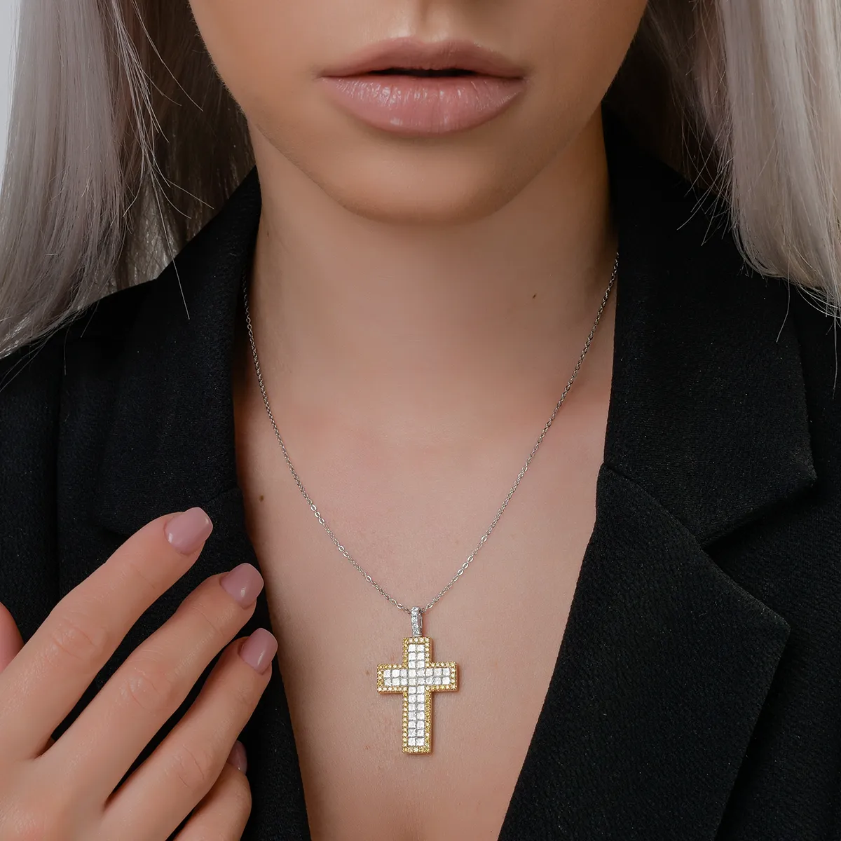 Pandantiv cruce din aur alb-galben cu diamante galbene de 0.5ct si diamante incolore de 2.3ct