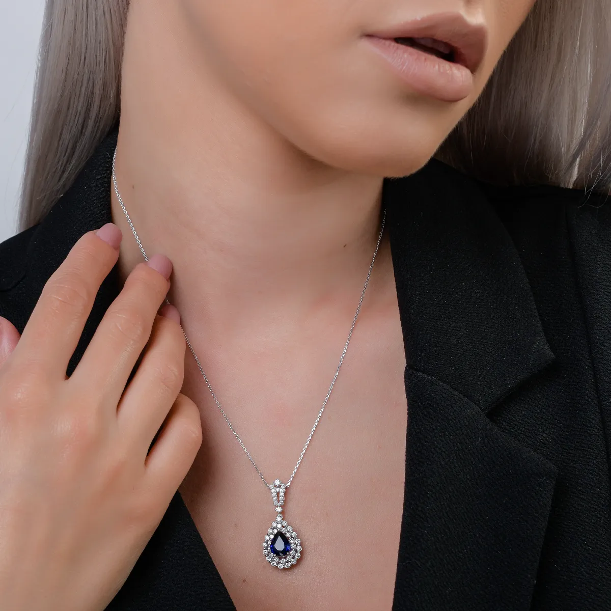 Naszyjnik z białego złota z szafirami o masie 1.3ct i diamentami o masie 0.9ct