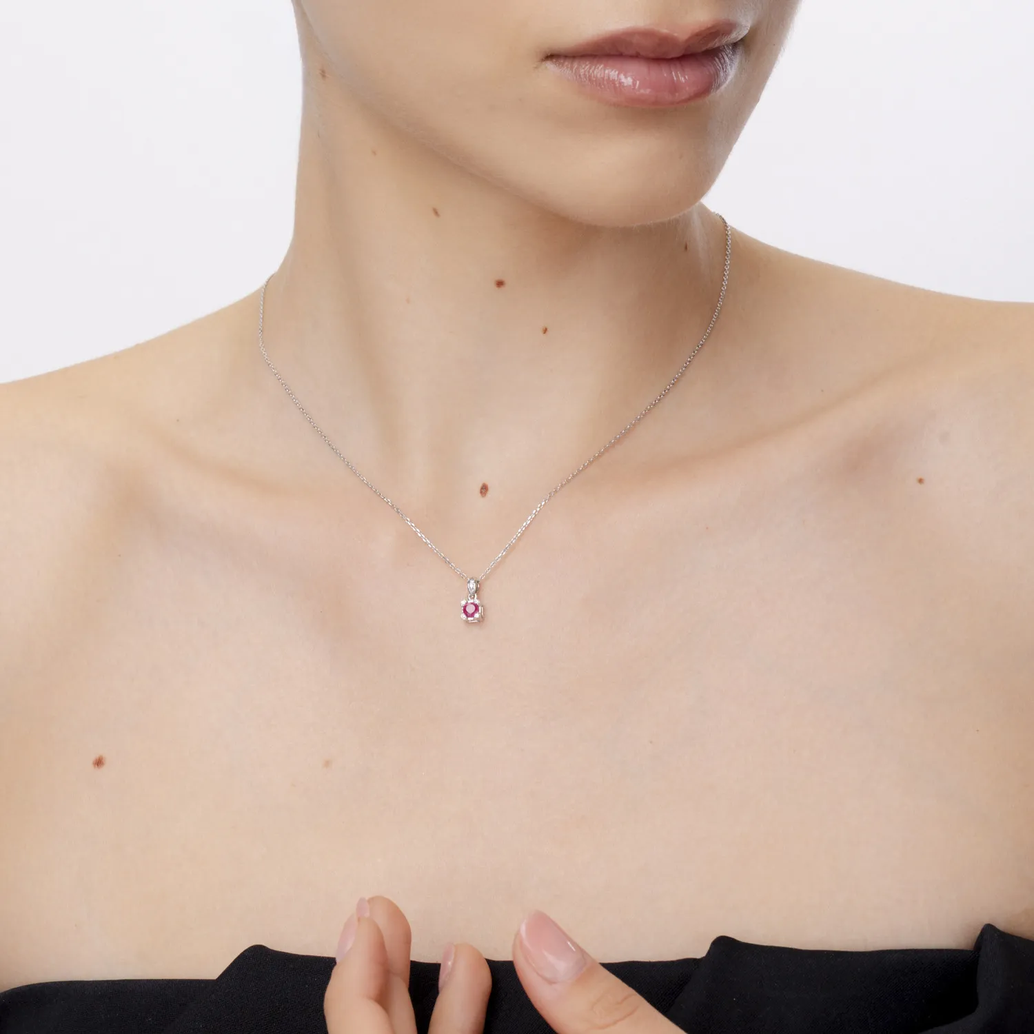 Fehérarany medál 0.4ct rubinnal és 0.04ct gyémánttal