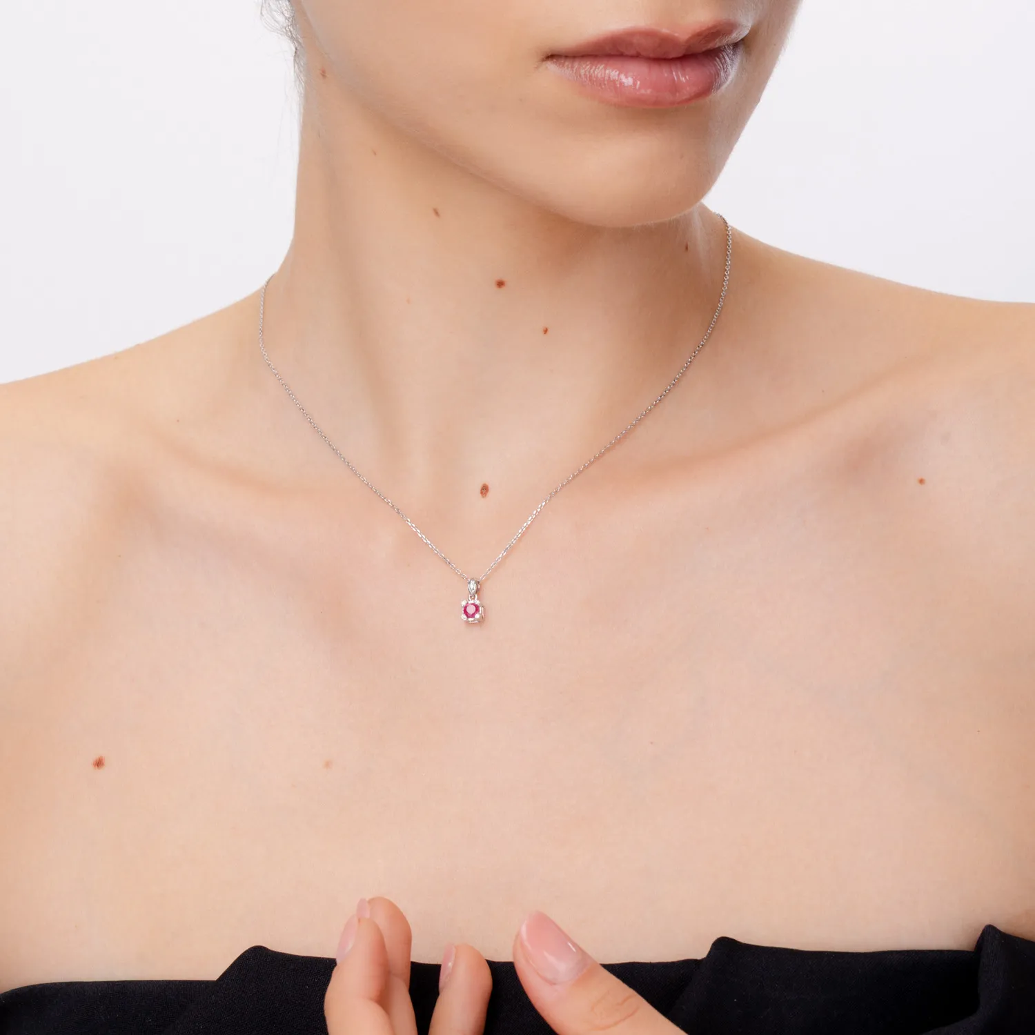 Zawieszka z białego złota z rubinem o masie 0.4ct i diamentami o masie 0.04ct