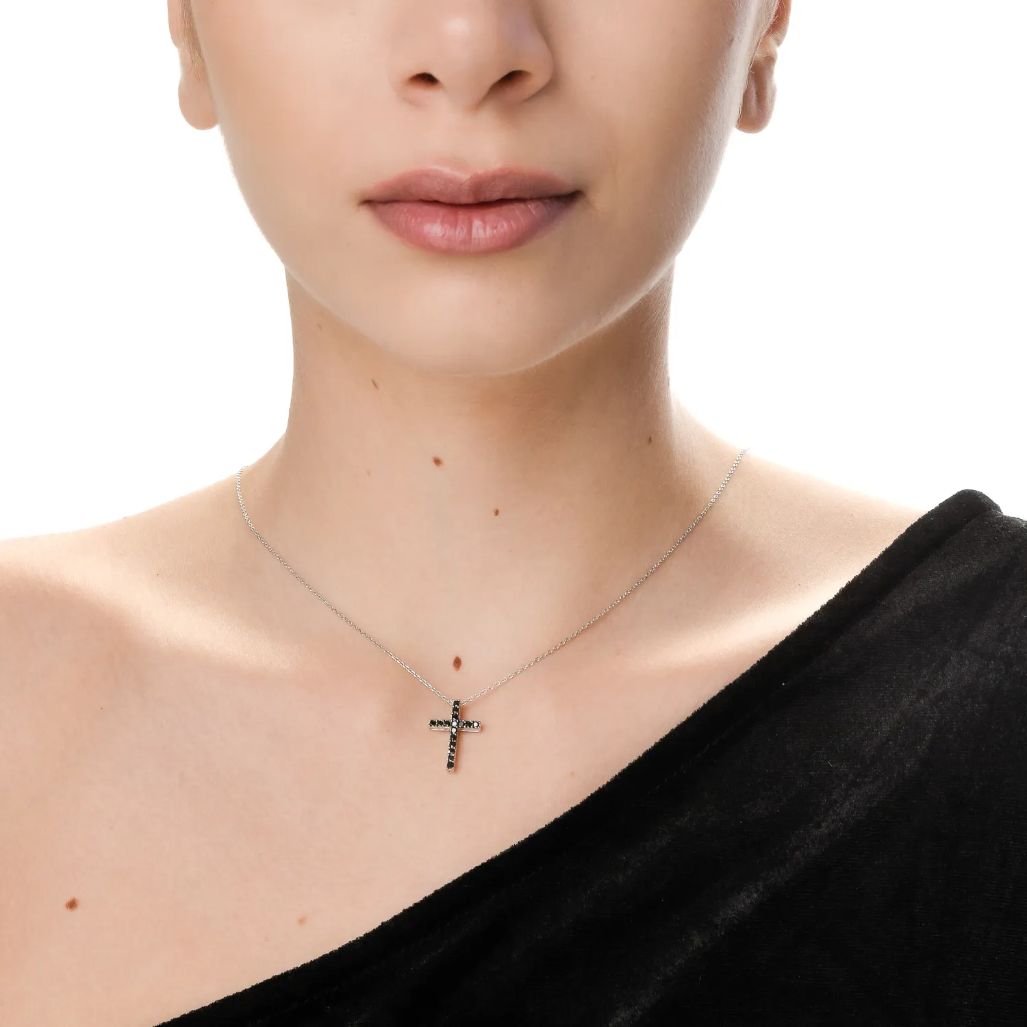 Fehérarany keresztes medál 0.33ct fekete gyémántokkal