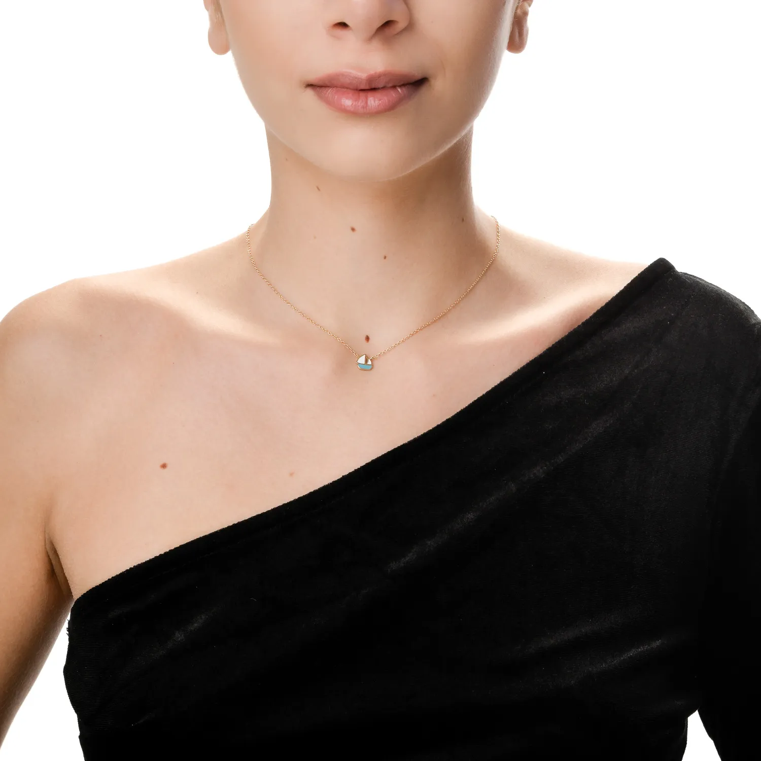 Sárga arany színű hajó medál nyaklánc fehér és türkiz betétekkel