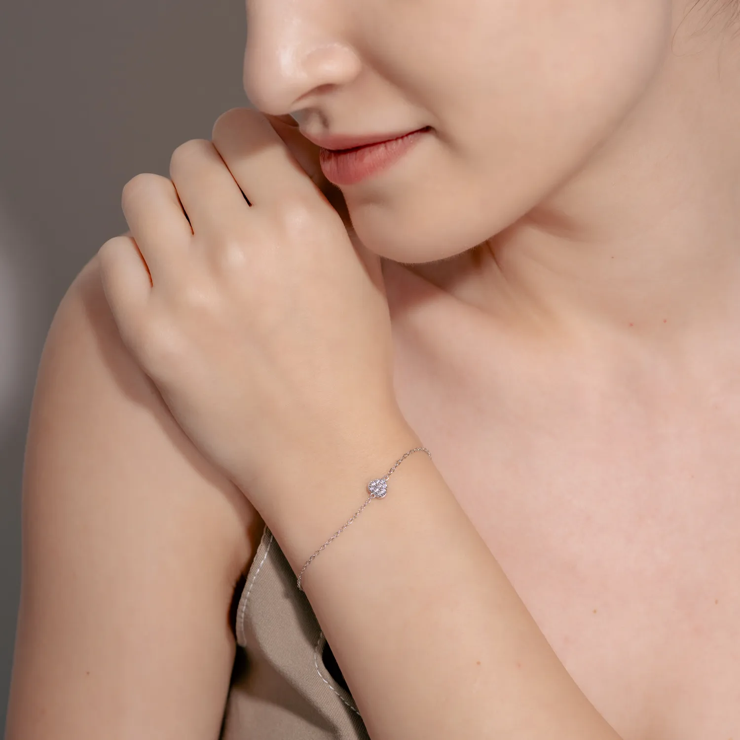White gold heart pendant bracelet with zirconia