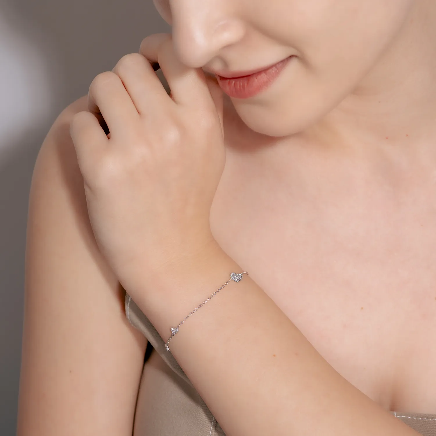 White gold heart bracelet with zirconia