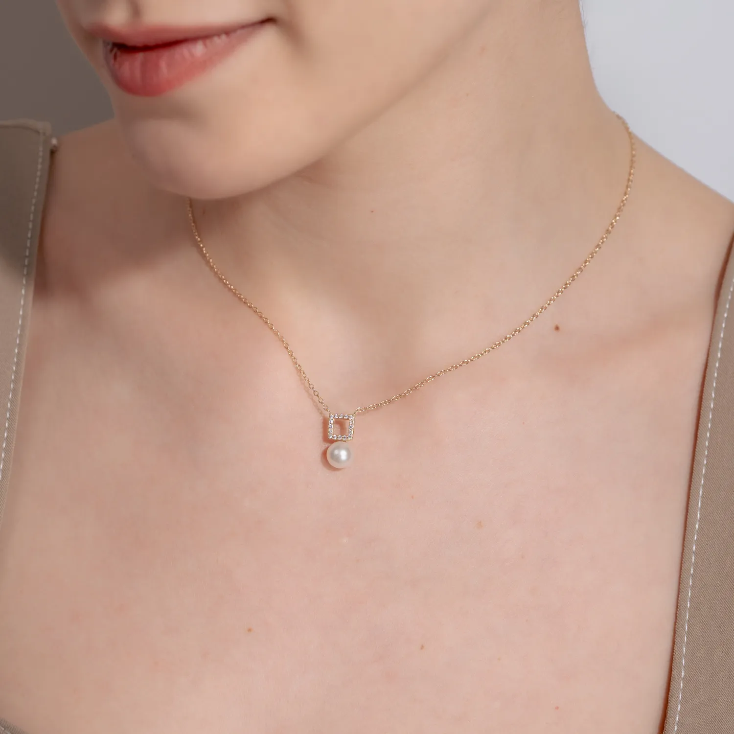 Yellow gold geometric pendant necklace with zirconia and synthetic pearl