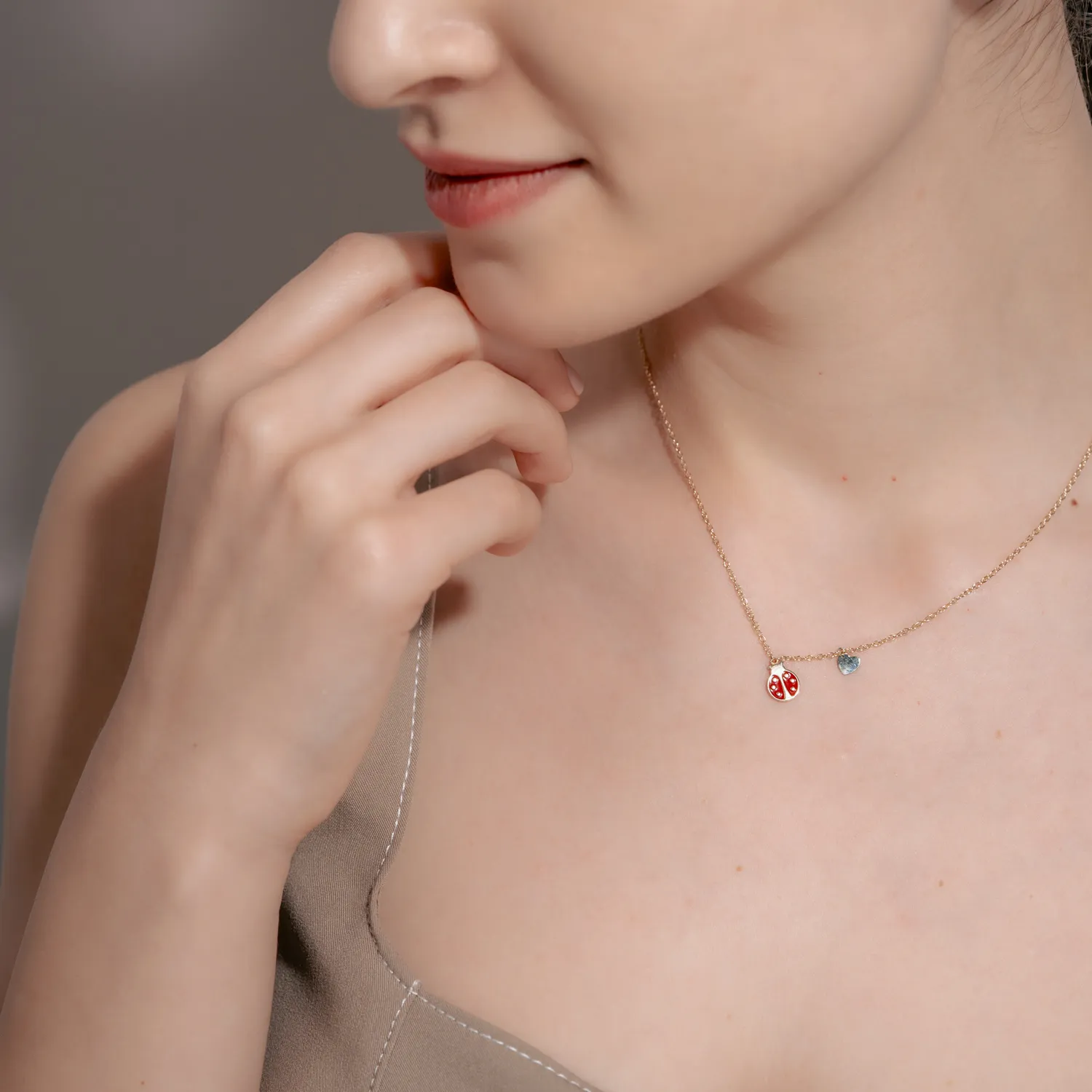 Колие с висулка калинка от жълто злато