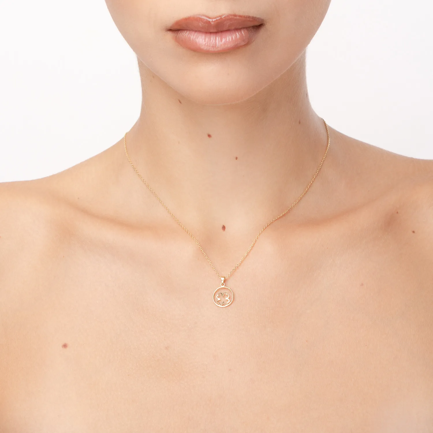 Yellow gold round clover pendant