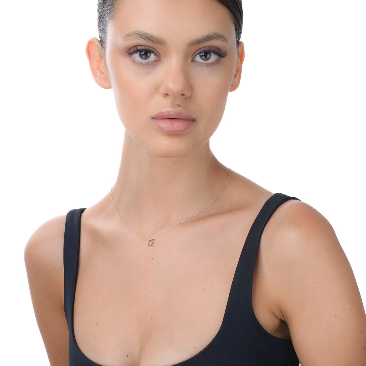 Naszyjnik z geometrycznym wisiorkiem z żółtego złota z diamentem o masie 0.005ct