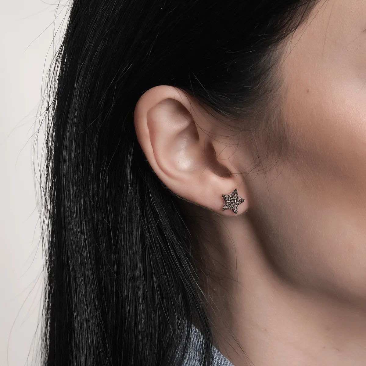 Kolczyki gwiazdki w kolorze różowego złota z brązową cyrkonią