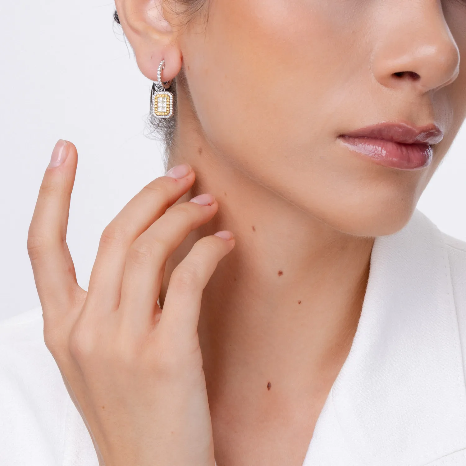 Cercei geometrici din aur alb-galben cu diamante galbene princess si rotunde si diamante incolore de 1.5ct - imagine 3