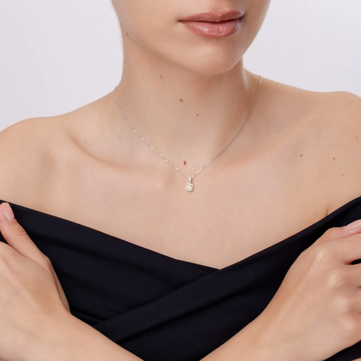 Lant cu pandantiv geometric din aur alb-galben cu diamante galbene square si incolore de 0.4ct