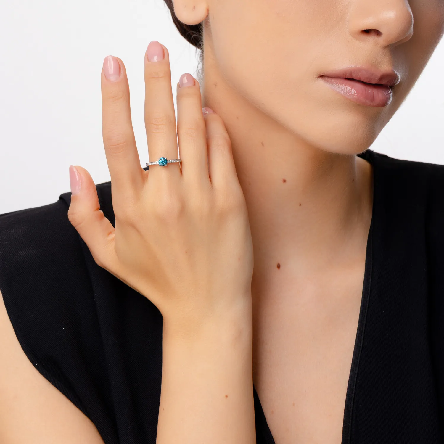 Fehérarany eljegyzési gyűrű 0.5ct kék gyémántokkal és 0.2kt tiszta gyémántokkal