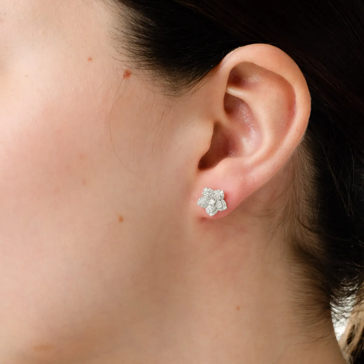 Cercei floare din aur alb cu diamante de 0.4ct