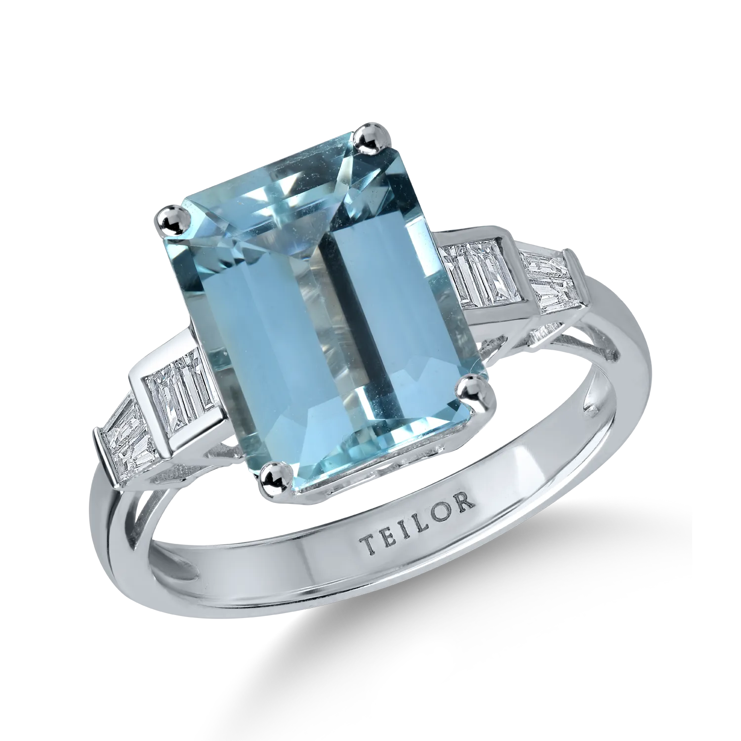 White gold ring with 3.51ct aquamarine and 0.24ct diamonds