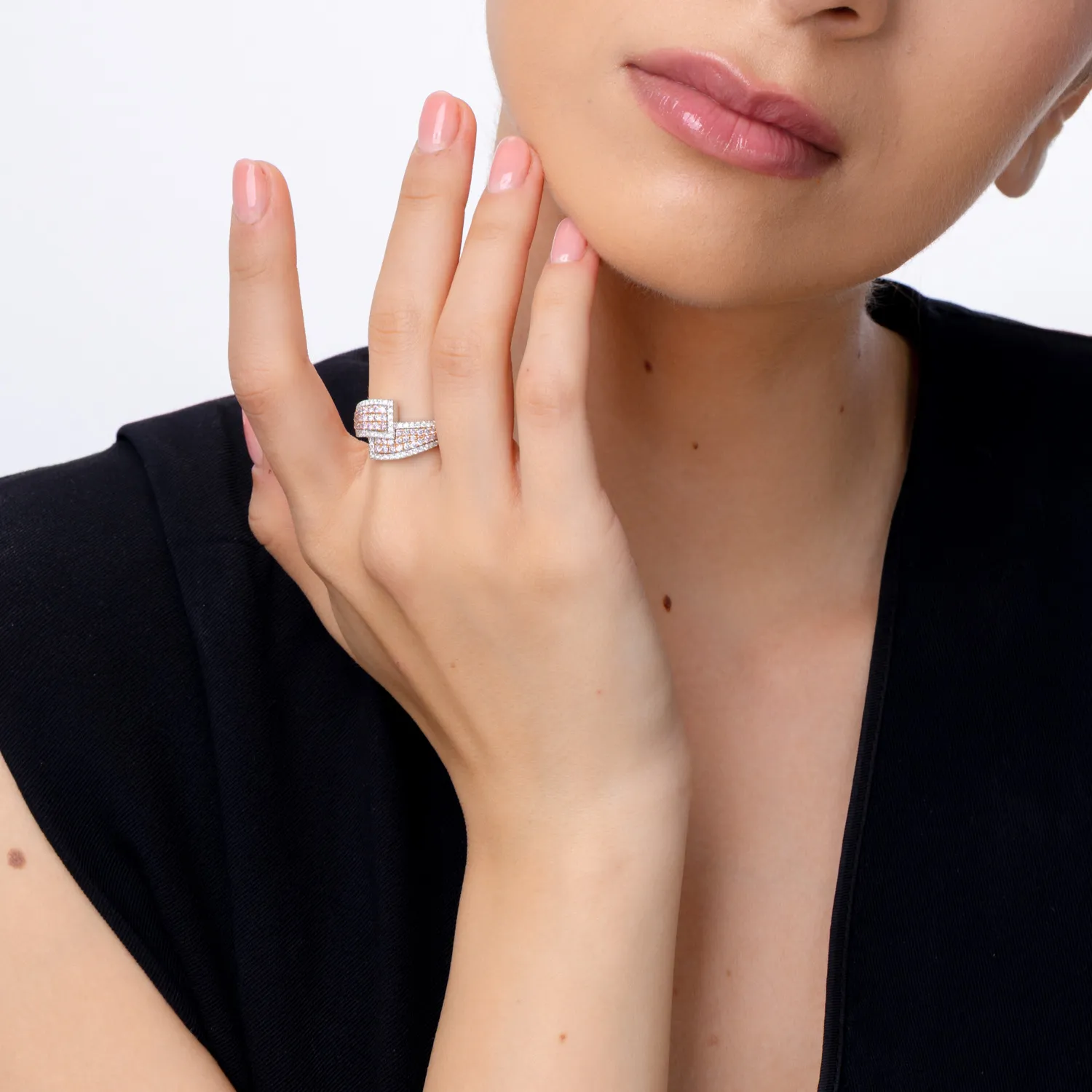 Geometryczny pierścionek z białego i różowego złota z różowymi diamentami o masie 0.7ct i przezroczystymi diamentami o masie 0.4ct