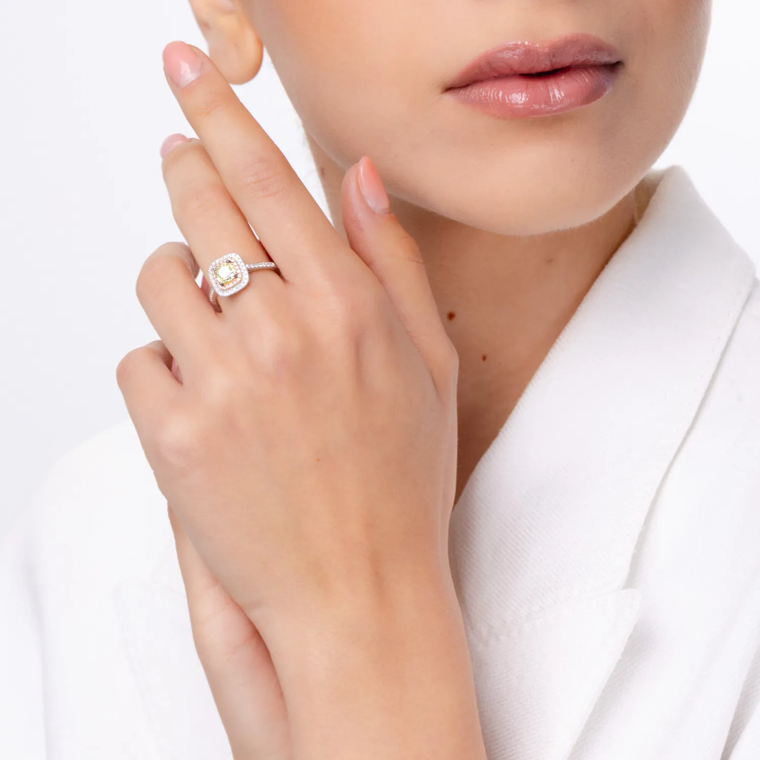 Pierścionek z białego i różowego złota z 1 ct zielonego diamentu i 0.35 ct przejrzystych diamentów
