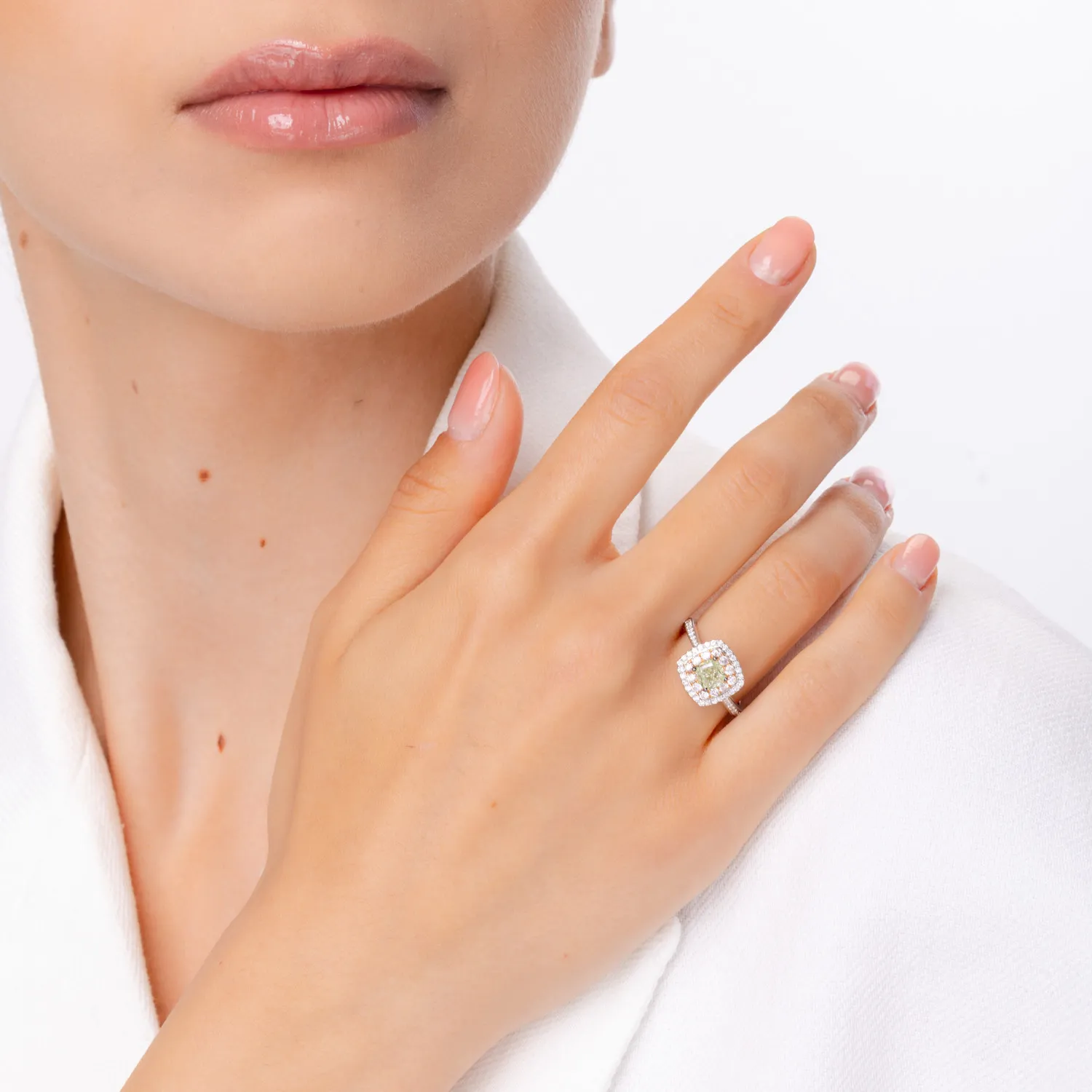 Pierścionek z białego złota z diamentami o masie 1.6ct