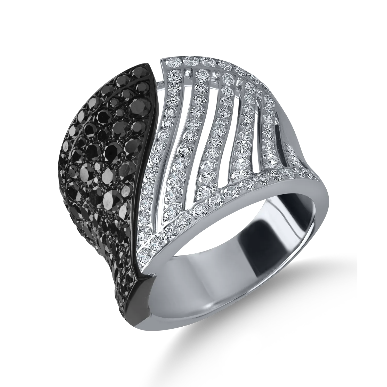 White gold ring with black and clear diamonds 2.9ct