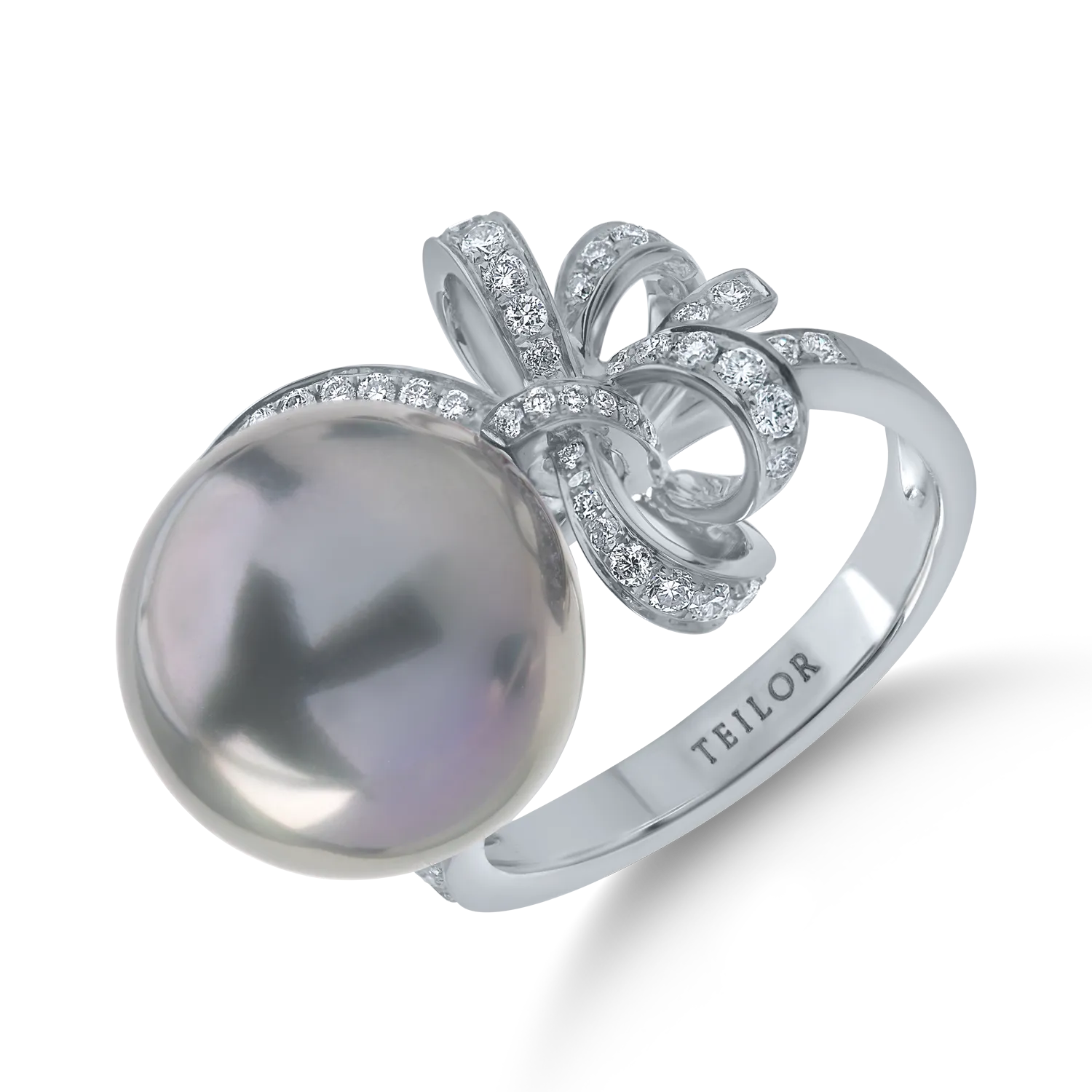 White gold ring with fresh water pearl and 0.4ct diamonds