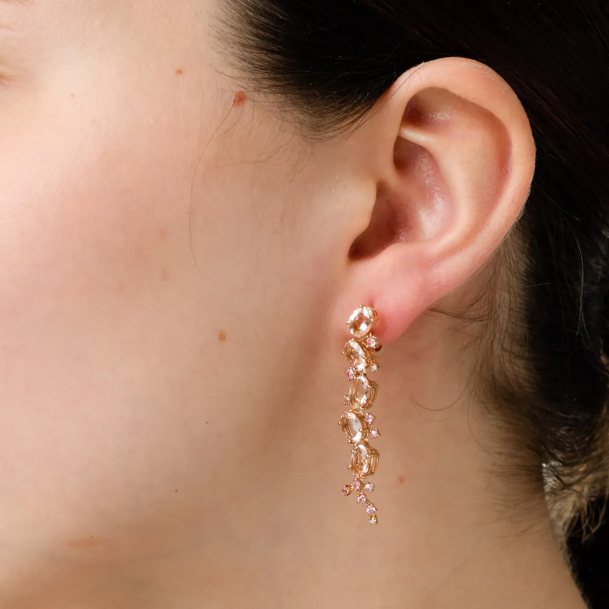 Rose gold long earrings with precious and semi-precious stones of 7.45 ct