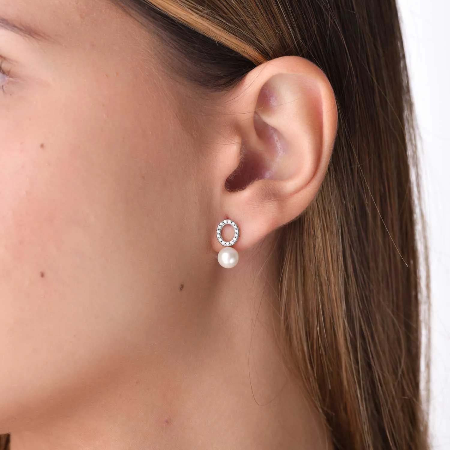 White gold earrings with synthetic pearls and zirconia