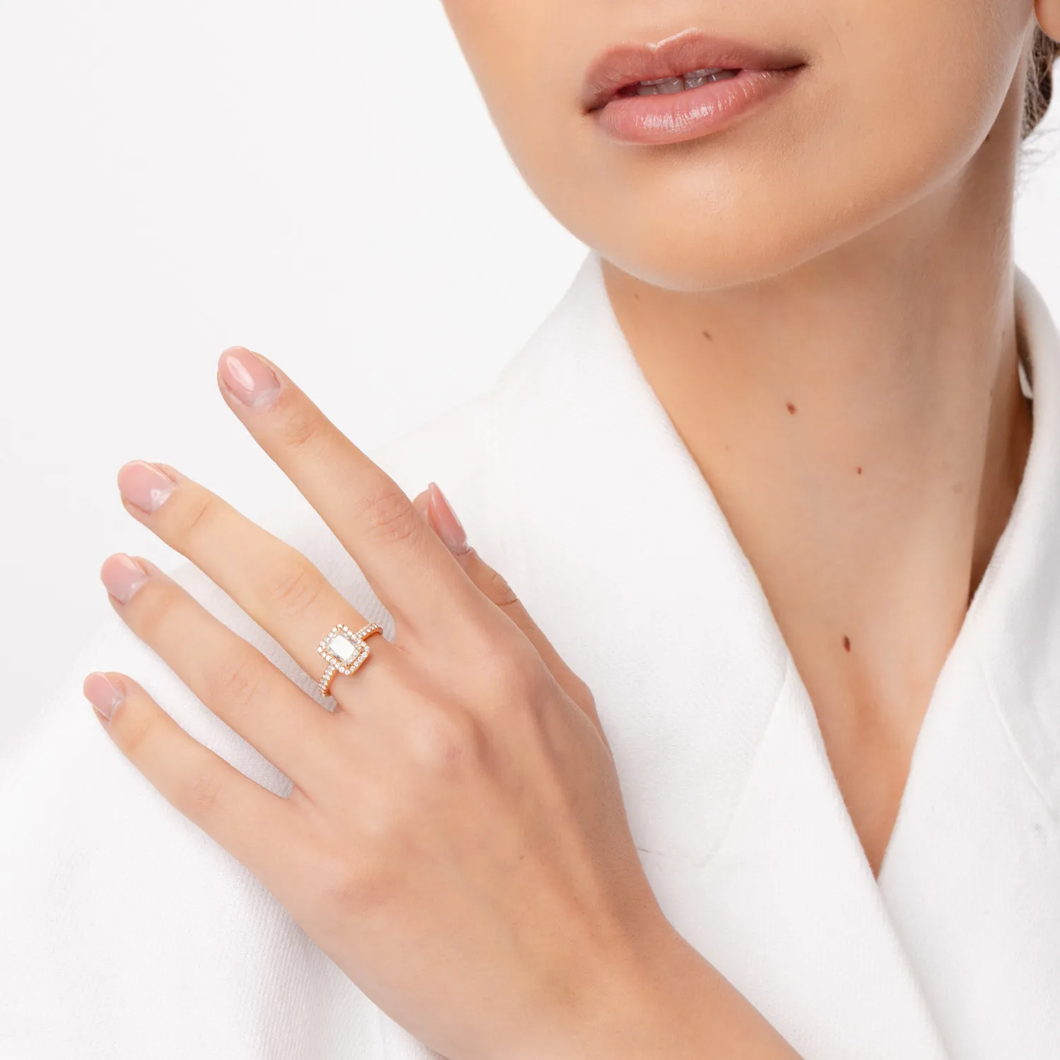 Inel de logodna din aur roz cu diamant radiant de 1.5ct si diamante de 0.4ct